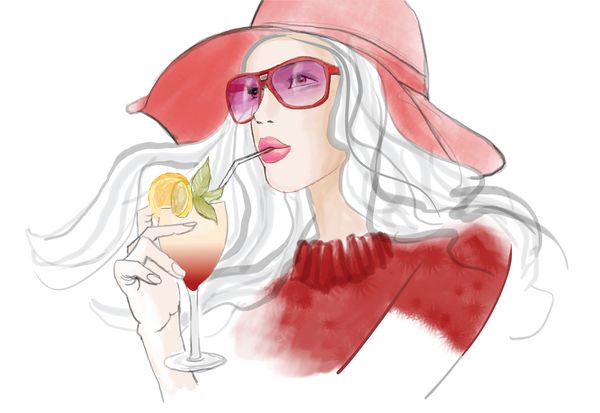 زن جوان زیبا با کلاه در حال خوردن کوکتل