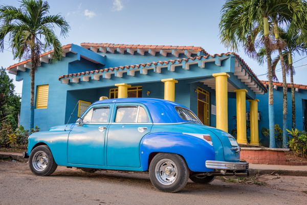 ماشین کلاسیک آمریکایی آبی قدیمی در وینالس کوبا