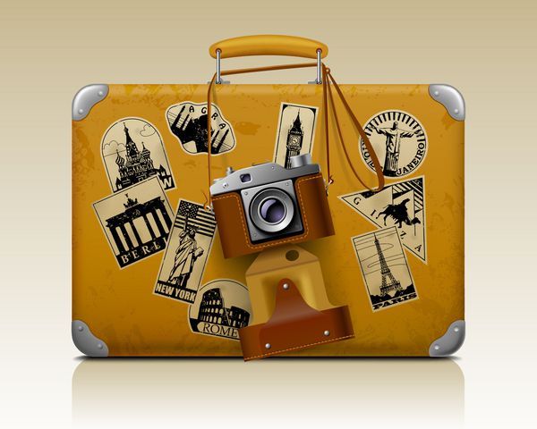 چمدان نخی کوچک قدیمی با دوربین عکاسی رترو
