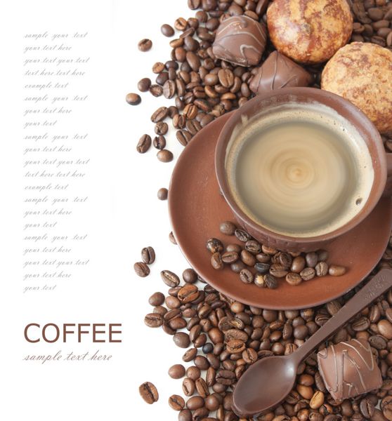 زمان استراحت برای نوشیدن قهوه دانه های قهوه با فنجان قهوه و ادویه جدا شده در پس زمینه سفید