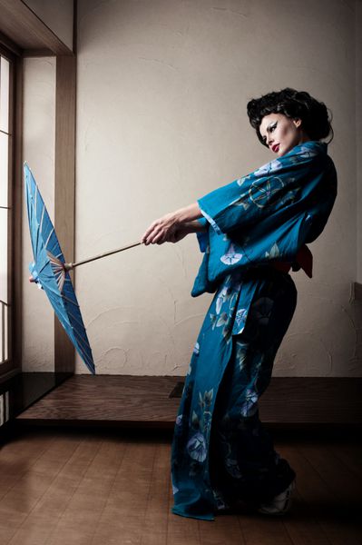 دختر کیمونو با چتر