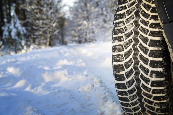 ماشین در جاده زمستانی در جنگل لاستیک های زمستانی