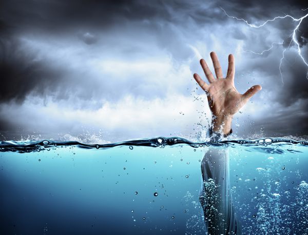 مفهوم راهنما - غرق شدن و شکست - دست انسان در دریا