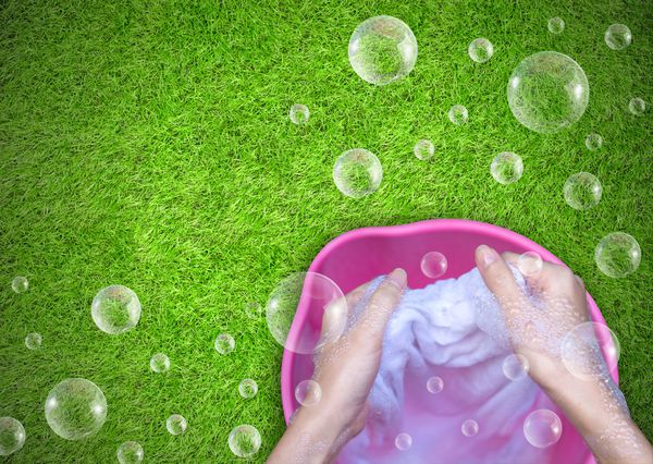 لباس شستن دست زن در لگن صورتی با حباب شفاف