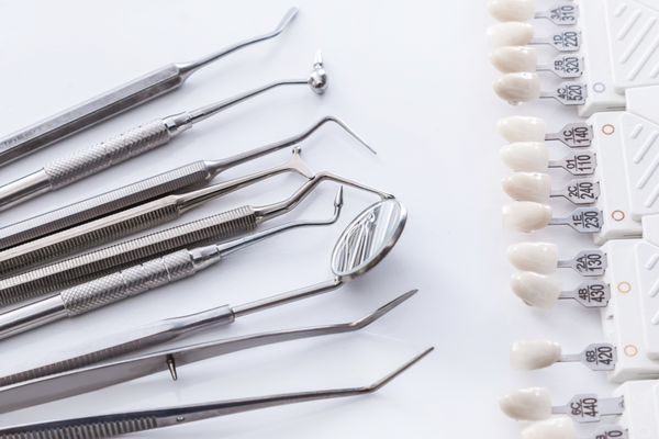 ابزارهای دندانپزشکی و نمونه دندان