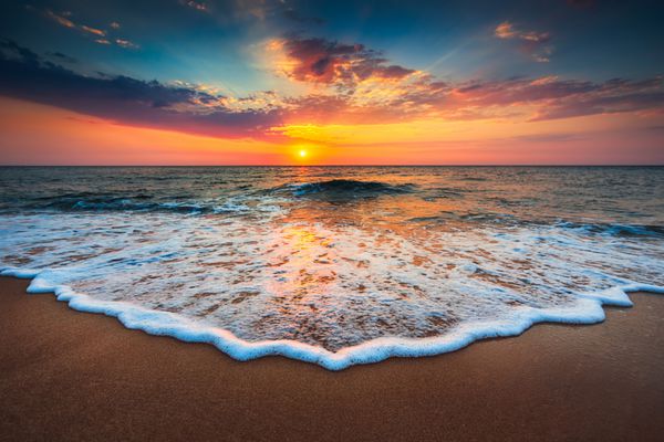 طلوع زیبای خورشید بر فراز دریا