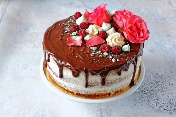 کیک شکلاتی با گل رز تازه