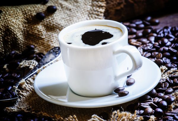 قهوه سیاه در یک فنجان سفید طبیعت بی جان به سبک روستیک کم