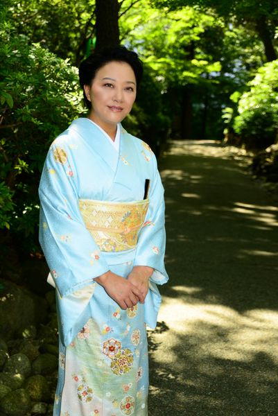 زن ژاپنی کیمونو پوشیده