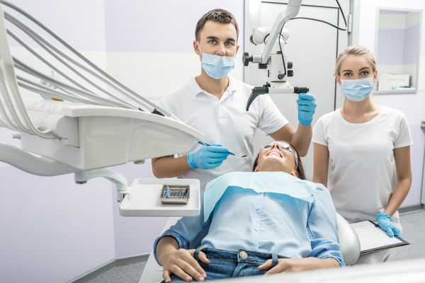 دندانپزشک دستیار و بیمار در کلینیک