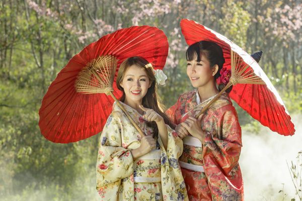 زن و شوهر آسیایی با پوشیدن کیمونوی سنتی ژاپنی و u قرمز