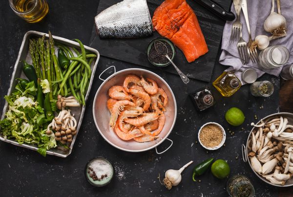 مواد غذایی دریایی با سبزیجات سبز ماهی قزل آلا لاگوستینو سبزیجات سبز آووکادو l
