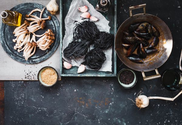غذاهای دریایی تازه سالم نودل سیاه و قارچ چینی