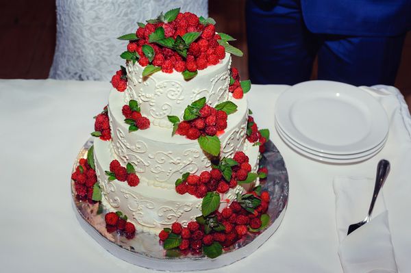 کیک عروسی طبقه بندی شده خوشمزه با تزئین توت فرنگی