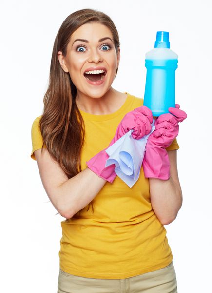 زن متعجب که بطری پاک کننده در دست دارد