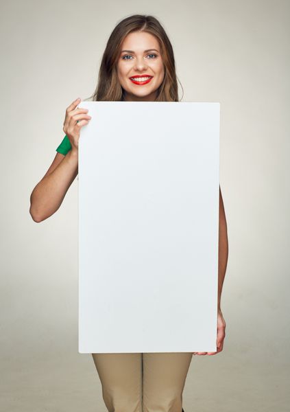 زنی خندان با دندان هایی که تابلوی تبلیغاتی سفید را در دست دارد