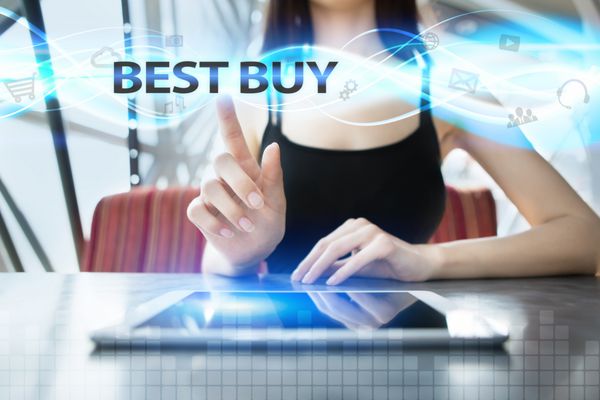 زن از رایانه لوحی استفاده می کند روی صفحه مجازی فشار می دهد و بهترین خرید را انتخاب می کند