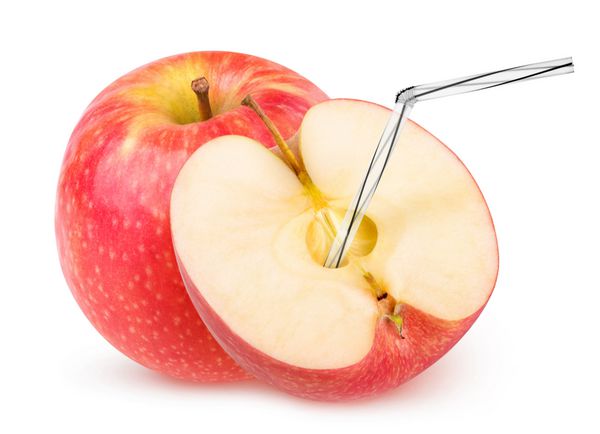 آب سیب جدا شده یک و نیم سیب قرمز با نی در آن جدا شده در پس زمینه سفید با مسیر برش مفهوم آب میوه طبیعی