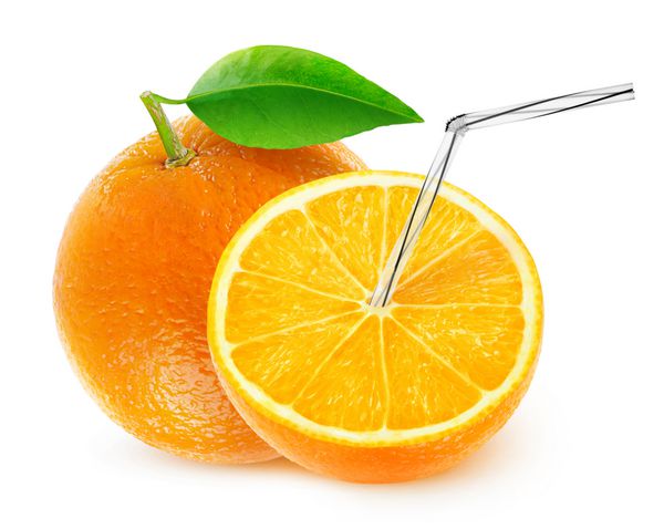 آب پرتقال جدا شده یک و نیم میوه با نی در آن مفهوم آب تازه طبیعی جدا شده در پس زمینه سفید با مسیر برش