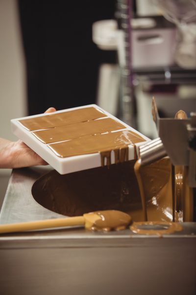 قالب پرکن کارگری با شکلات ذوب شده