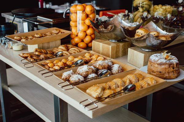 مجموعه ای از شیرینی های تازه روی میز در بوفه