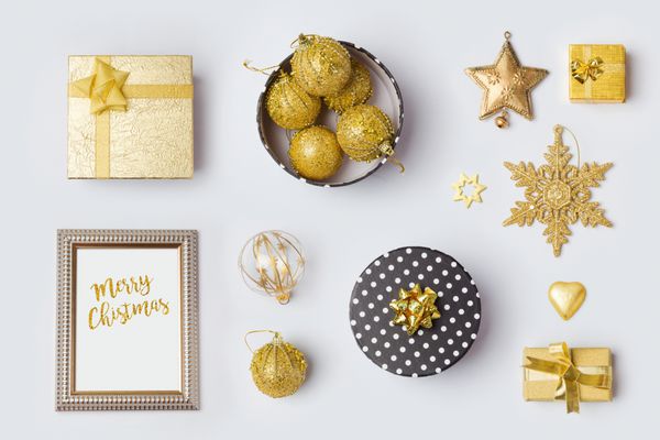 تزیینات و اشیاء کریسمس به رنگ مشکی و طلایی برای طراحی الگوی ماکت نمایش از بالا تخت دراز کشید