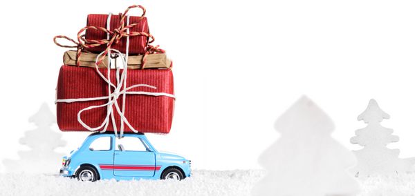 ماشین اسباب بازی رترو آبی که هدایای کریسمس یا سال نو را تحویل می دهد جدا شده روی سفید