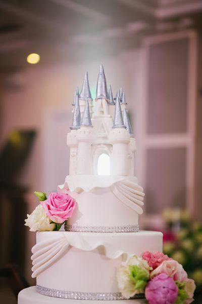 کیک عروسی تزئین شده با گل و قلعه