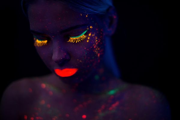 پرتره زن مد زیبا در نور UF نئون مدل دختر با آرایش خلاقانه روانگردان فلورسنت طراحی هنری مدل رقصنده زن دیسکو در رنگ UV آرایش انتزاعی رنگارنگ