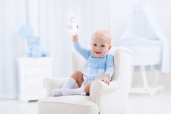 پسر بچه با شیشه شیر یا شیر خشک