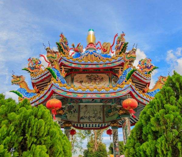 مجسمه دارگون روی سقف حرم در زمینه سفید مجسمه اژدها روی سقف معبد چین به عنوان هنر آسیایی