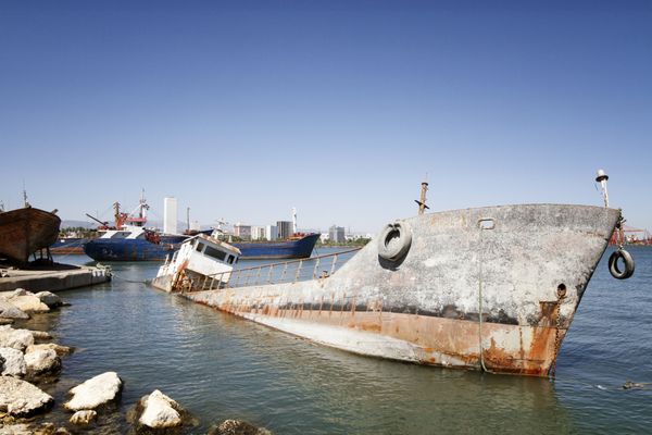 کشتی غرق شده قدیمی در خط ساحلی مرسین ترکیه