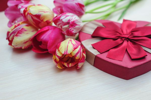 دسته گل لاله و جعبه هدیه با پاپیون قرمز