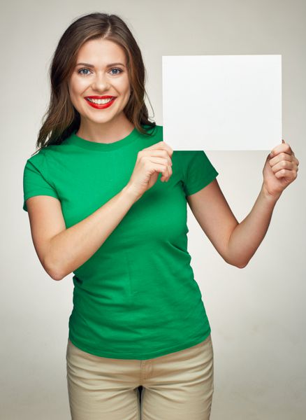 زنی خندان با دندان هایی که تابلوی تبلیغاتی سفید را در دست دارد