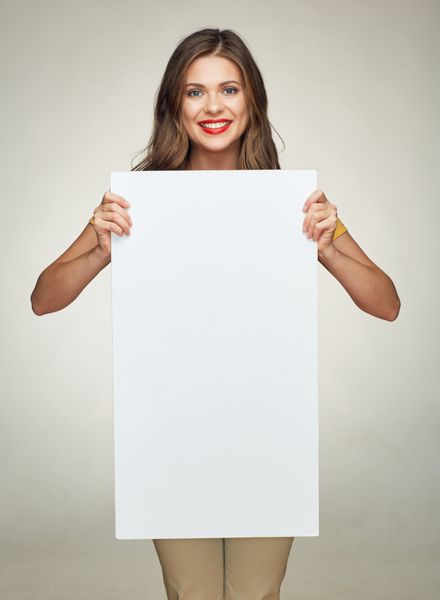 زن خندان تابلوی تبلیغاتی سفید در دست دارد