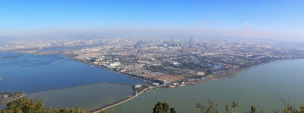 نمای هوایی کونمینگ مرکز استان یوننان در جنوب چین از تپه غربی شیشان