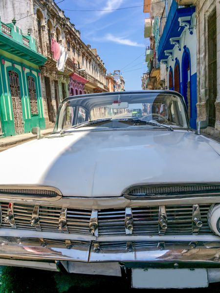 ماشین کلاسیک آمریکایی Impala قدیمی در هاوانا کوبا
