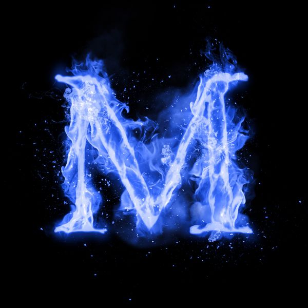 حروف M از چراغ شعله سوزان