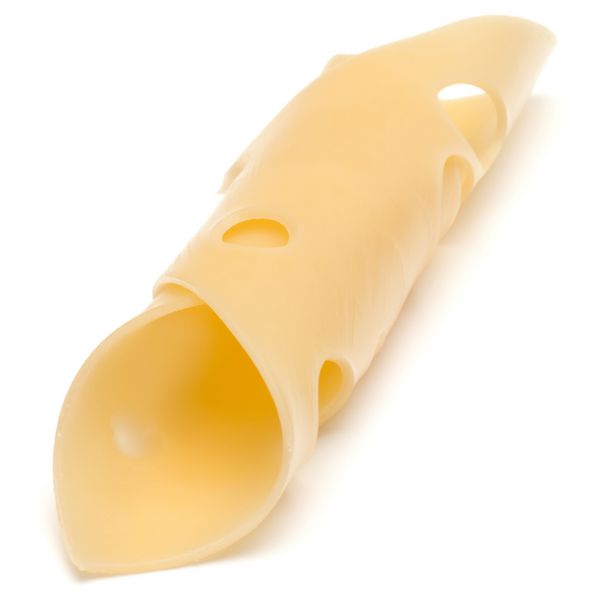 یک تکه پنیر جدا شده در زمینه سفید