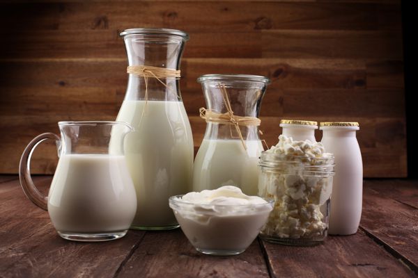 محصولات شیر - محصولات لبنی سالم و خوشمزه روی میز ترش