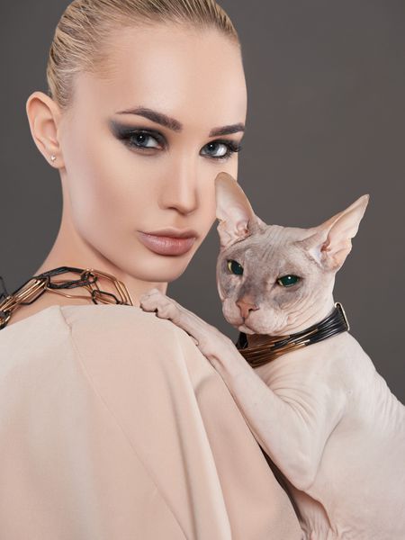زن زیبا با گربه Sphynx