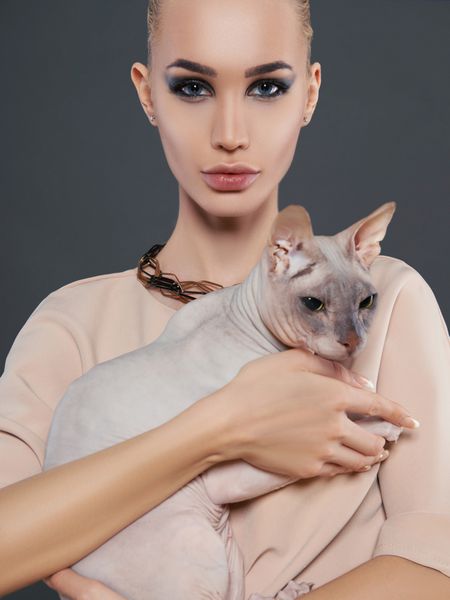 زن جوان با گربه Sphynx