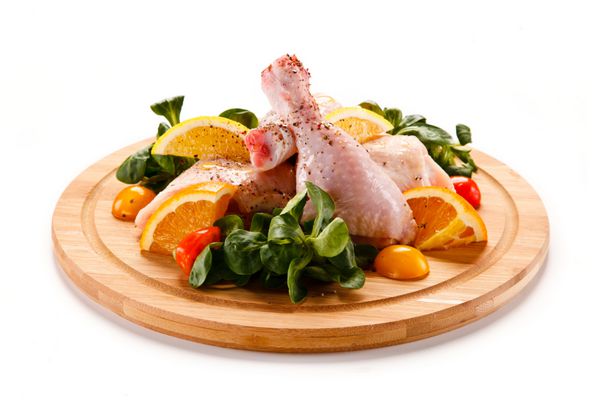 پای مرغ کبابی با چیپس و سبزیجات