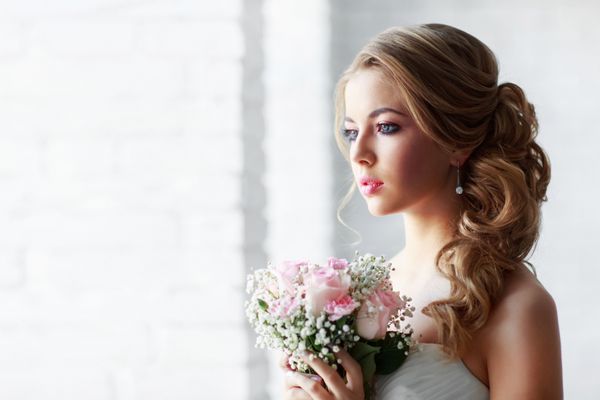 زن زیبا با دسته گل عروسی