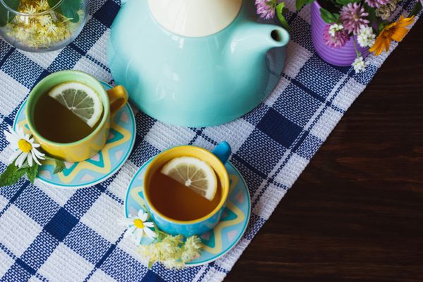 فنجان چای گیاهی با برگ بابونه و نعنا