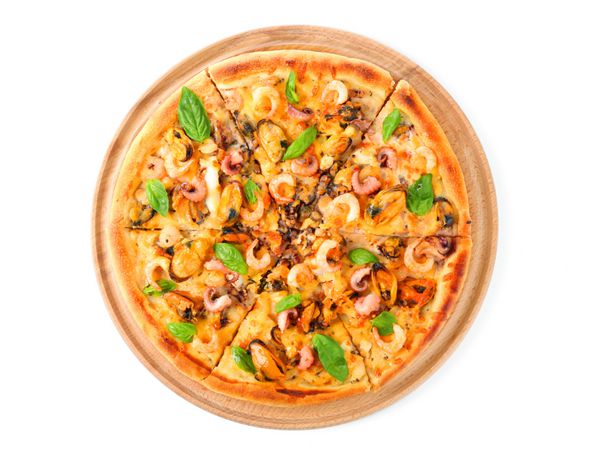 پیتزا غذاهای دریایی خوشمزه روی پایه چوبی جدا شده روی سفید