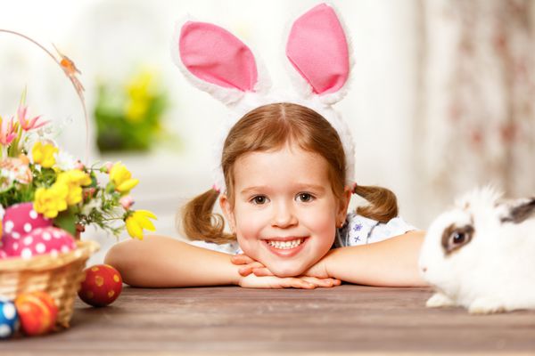 عید پاک مبارک دختر بچه خنده دار شاد در حال بازی با اسم حیوان دست اموز