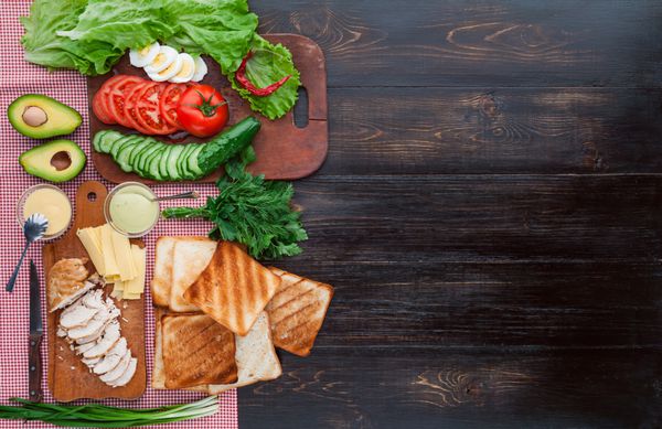 مواد لازم برای یک ساندویچ بوقلمون خوشمزه و لذیذ با مرغ و سبزیجات