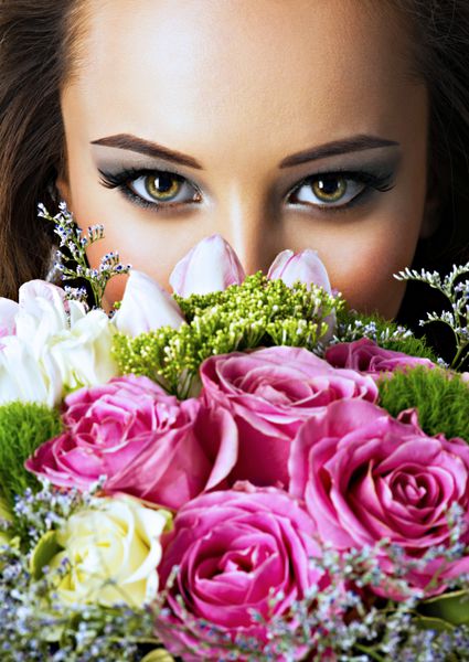 چهره نزدیک دختر زیبا با گل