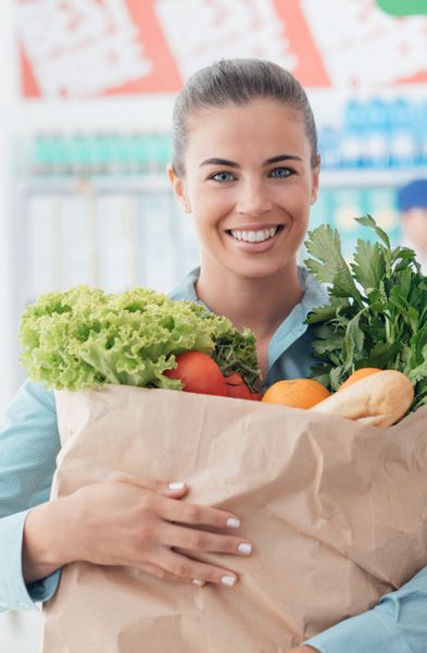 زن در حال خرید سبزیجات تازه